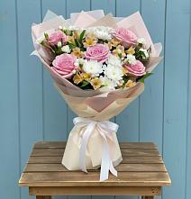 Букет цветов из:  Гвоздики, Орхидеи и Розы в Ямуге