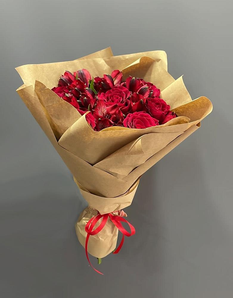 Букет цветов из: Альстромерии и Розы в Ямуге