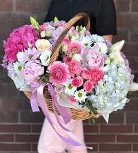 Цветочная композиция из Розы, Хризантемы, Пионы и Лизиантусы в корзине в Ямуге