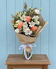 Букет цветов из:  Альстромерии, Лизиантусы, Розы и Хризантемы в Ямуге