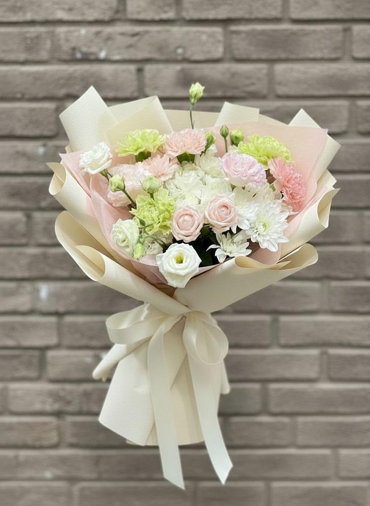 Букет цветов из: Гвоздики, Розы, Лизиантусы и Хризантемы в Ямуге