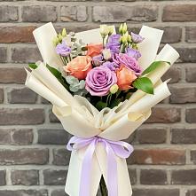 Букет цветов из:  Лизиантусы и Розы в Ямуге