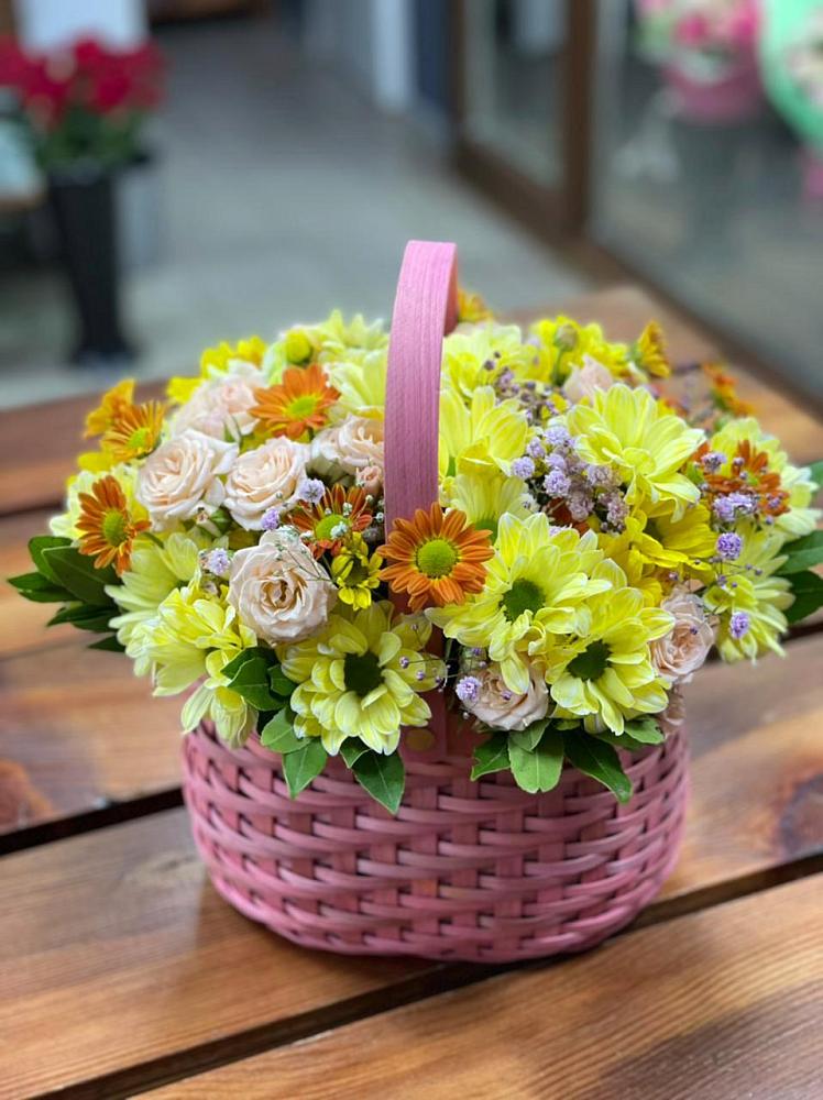 Цветочная композиция из Хризантемы и Розы в корзине в Ямуге