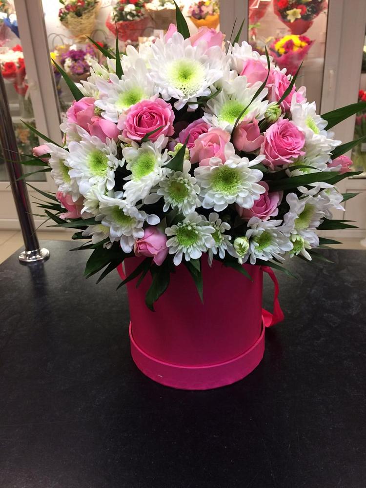 Цветочная композиция из Розы и Хризантемы в шляпной коробке в Ямуге