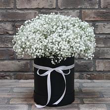 Цветочная композиция из Гипсофила в шляпной коробке в Ямуге
